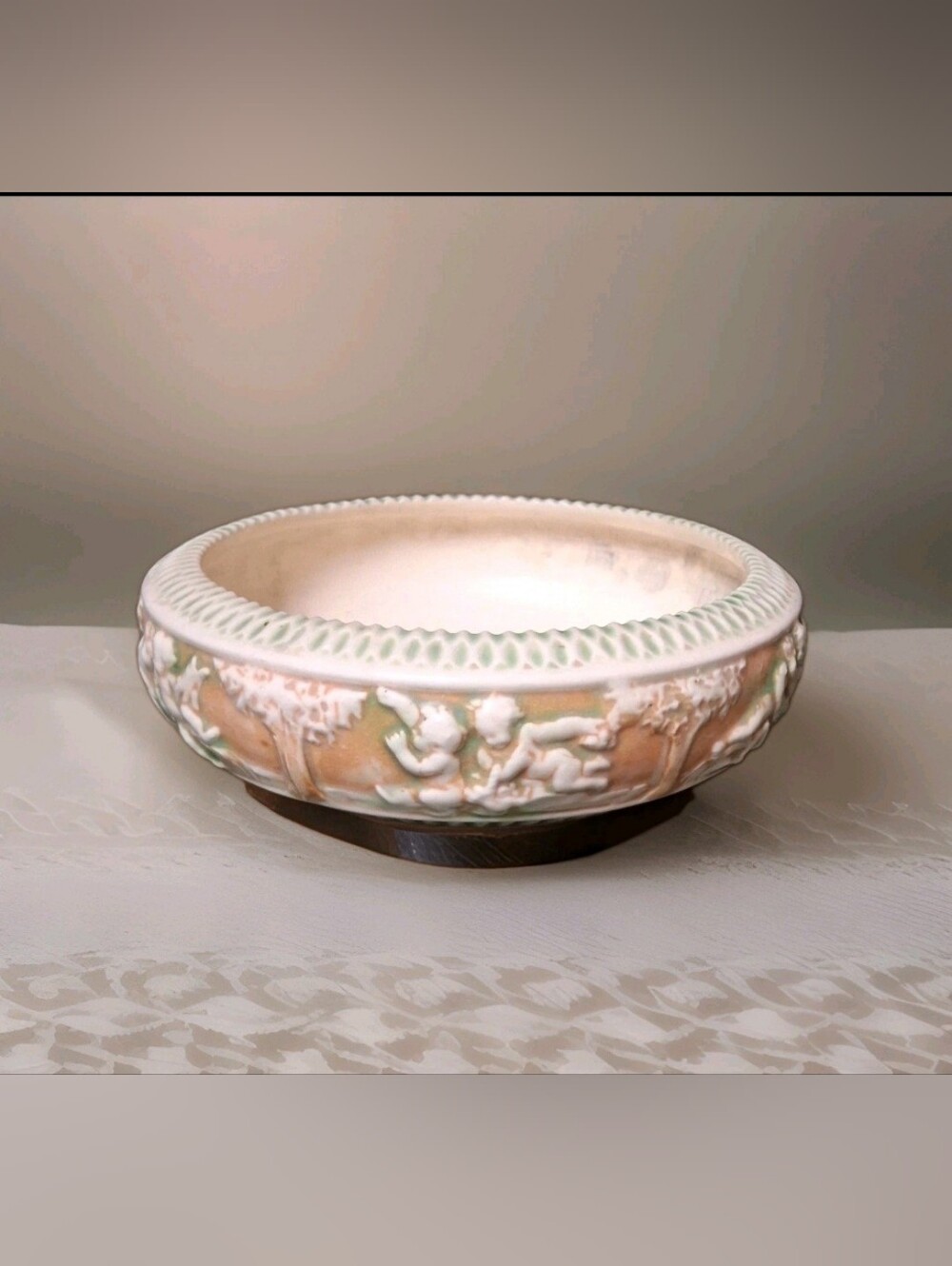 VINTAGE ROSEVILLE POTTERY DONATELLO SHALLOW BOWL 7 1/4"